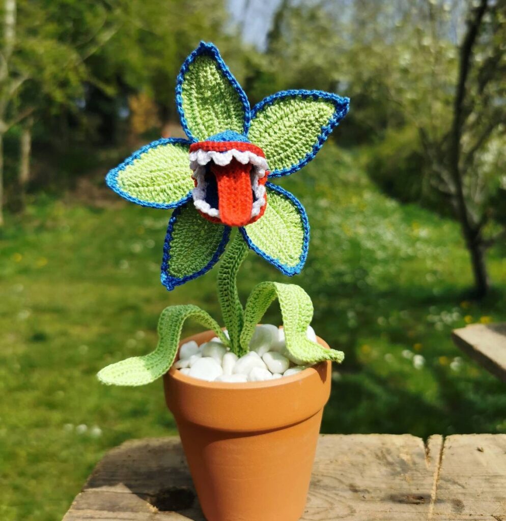 make your house scary with this venus fly trap halloween decoration